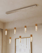 Canule multi-gouttes linéaire Currey and Company 9000-1386 Suspension En laiton vieilli/blanc/argent