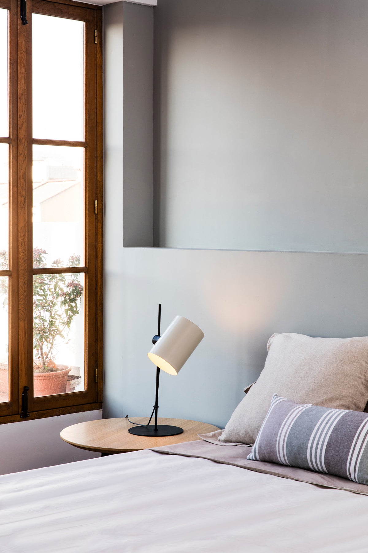 Faro Barcelona 20033-80-US Guadalupe Table Lamp in Black/Beige