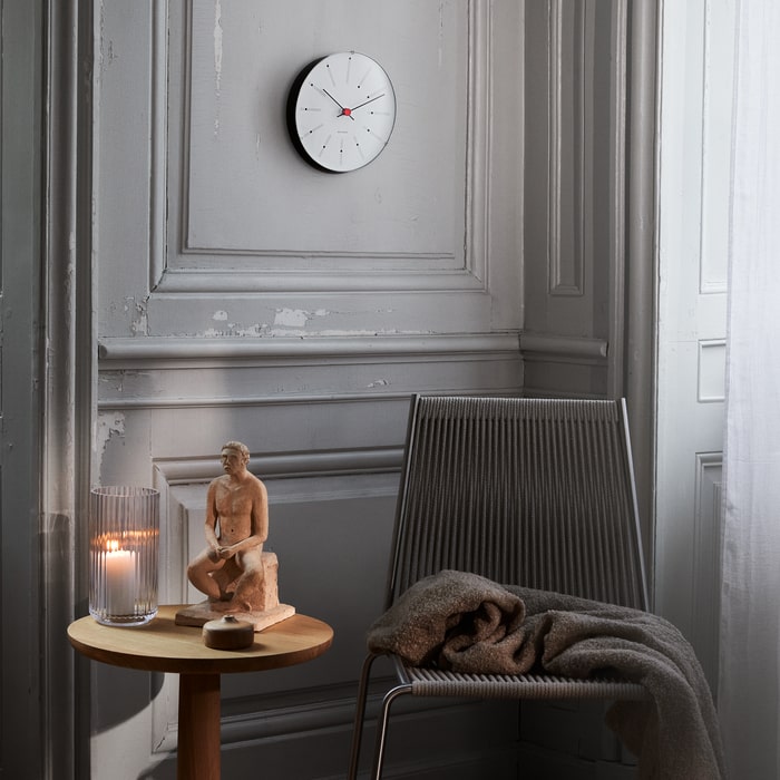 Horloge murale Arne Jacobsen Clocks 43630, modèle banquier, blanc/noir/rouge