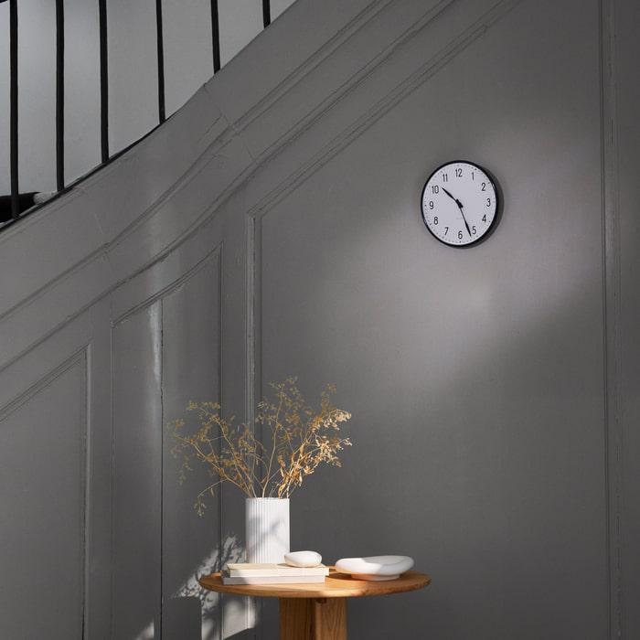 Horloge murale Arne Jacobsen Clocks 43633 Station, blanc/noir