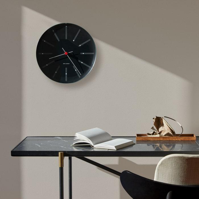 Horloge murale Arne Jacobsen Clocks 43636 de style banquier, noire