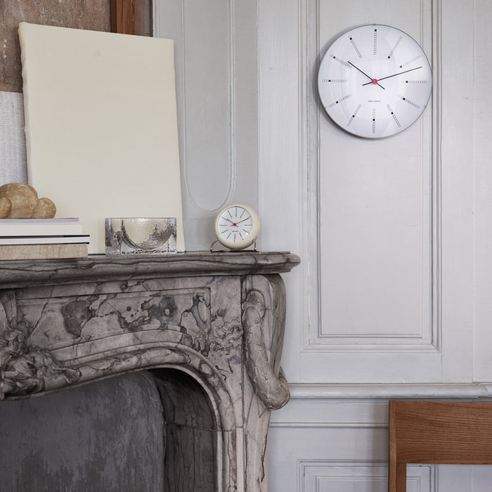 Horloge de table de banquier Arne Jacobsen Clocks 43675, blanche