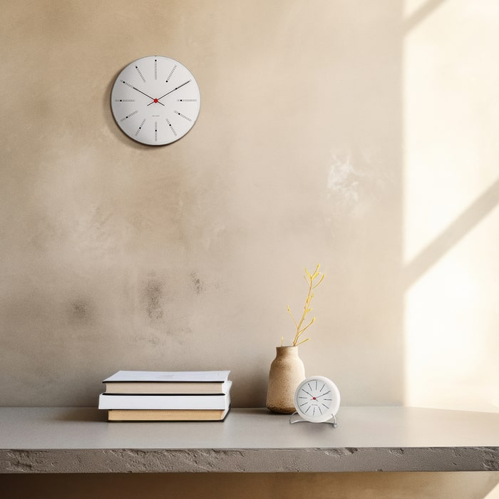 Horloge murale Arne Jacobsen Clocks 43630, modèle banquier, blanc/noir/rouge