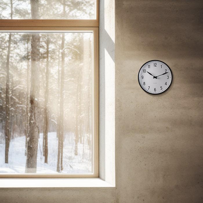 Horloge murale Arne Jacobsen Clocks 43633 Station, blanc/noir