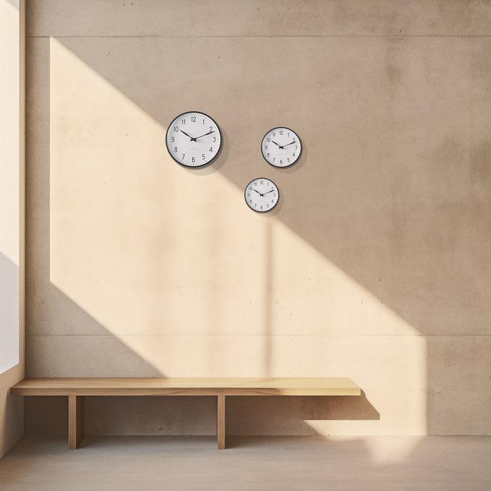 Horloge murale Arne Jacobsen Clocks 43643 Station, blanc/noir