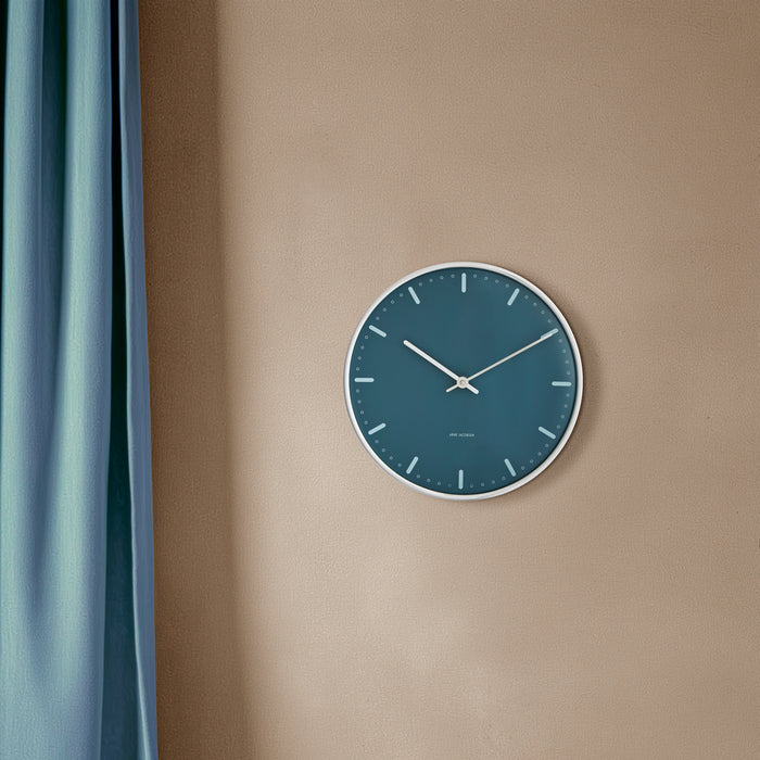 Horloge murale Arne Jacobsen Clocks 43486, Hôtel de Ville, bleue