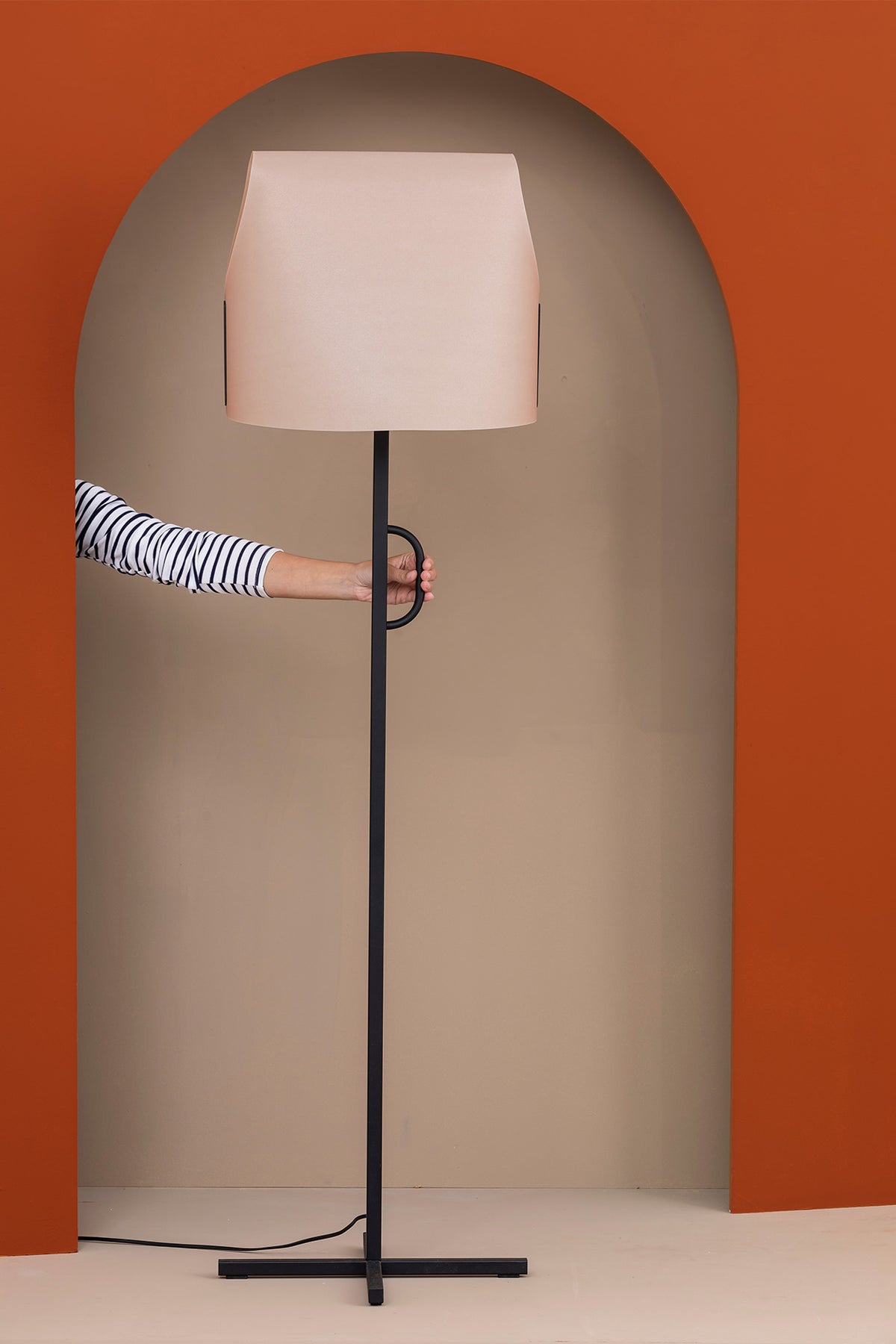 Faro Barcelona 23003-60-US Luang Floor Lamp in Black/Camel