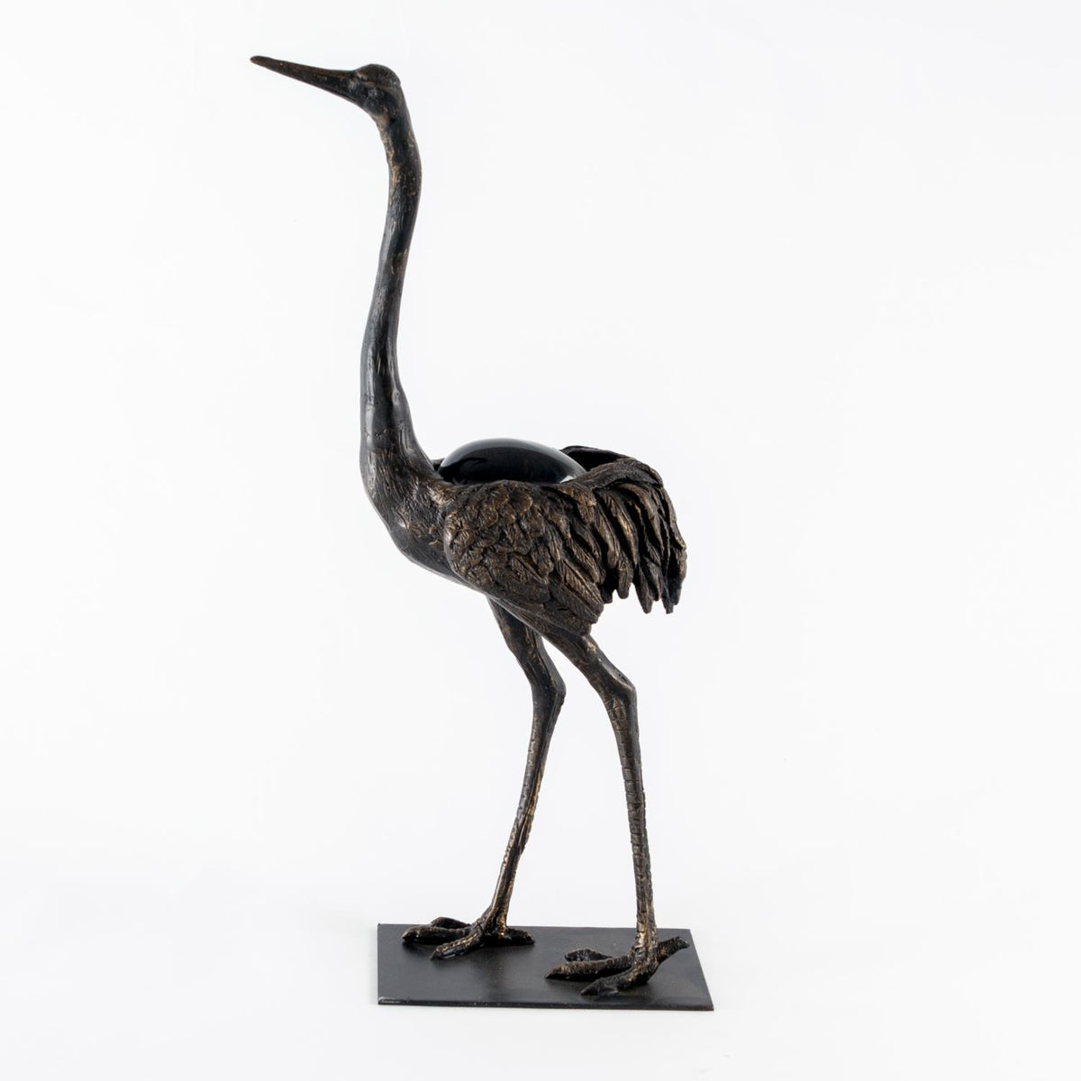 Autruche avec œuf de cristal