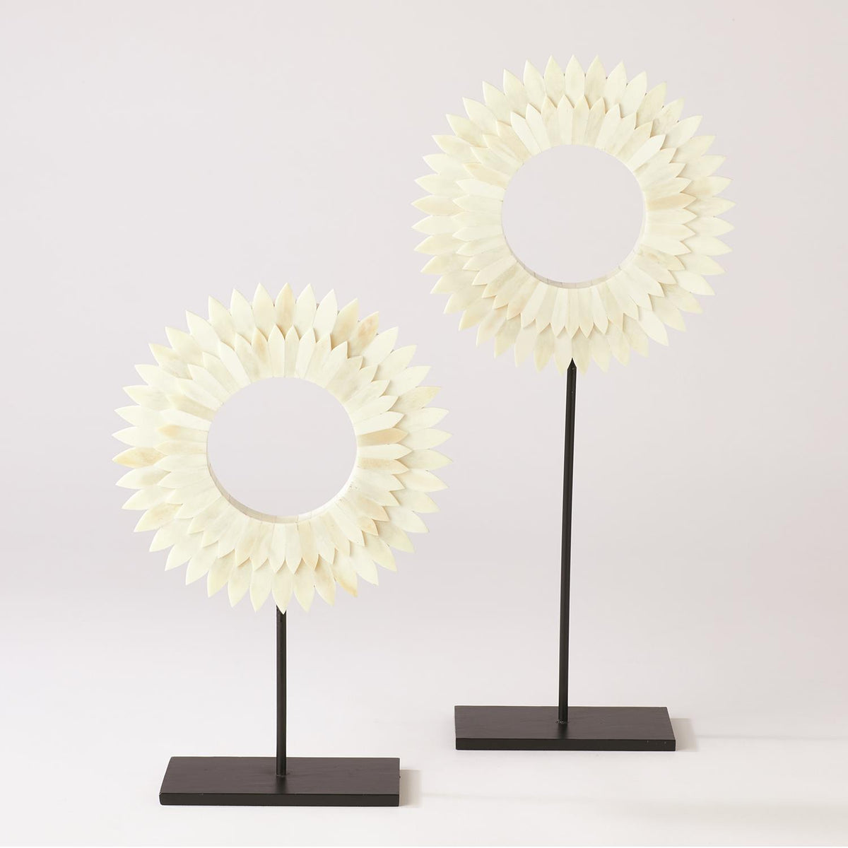 Bagues montées en os à deux couches et motif soleil