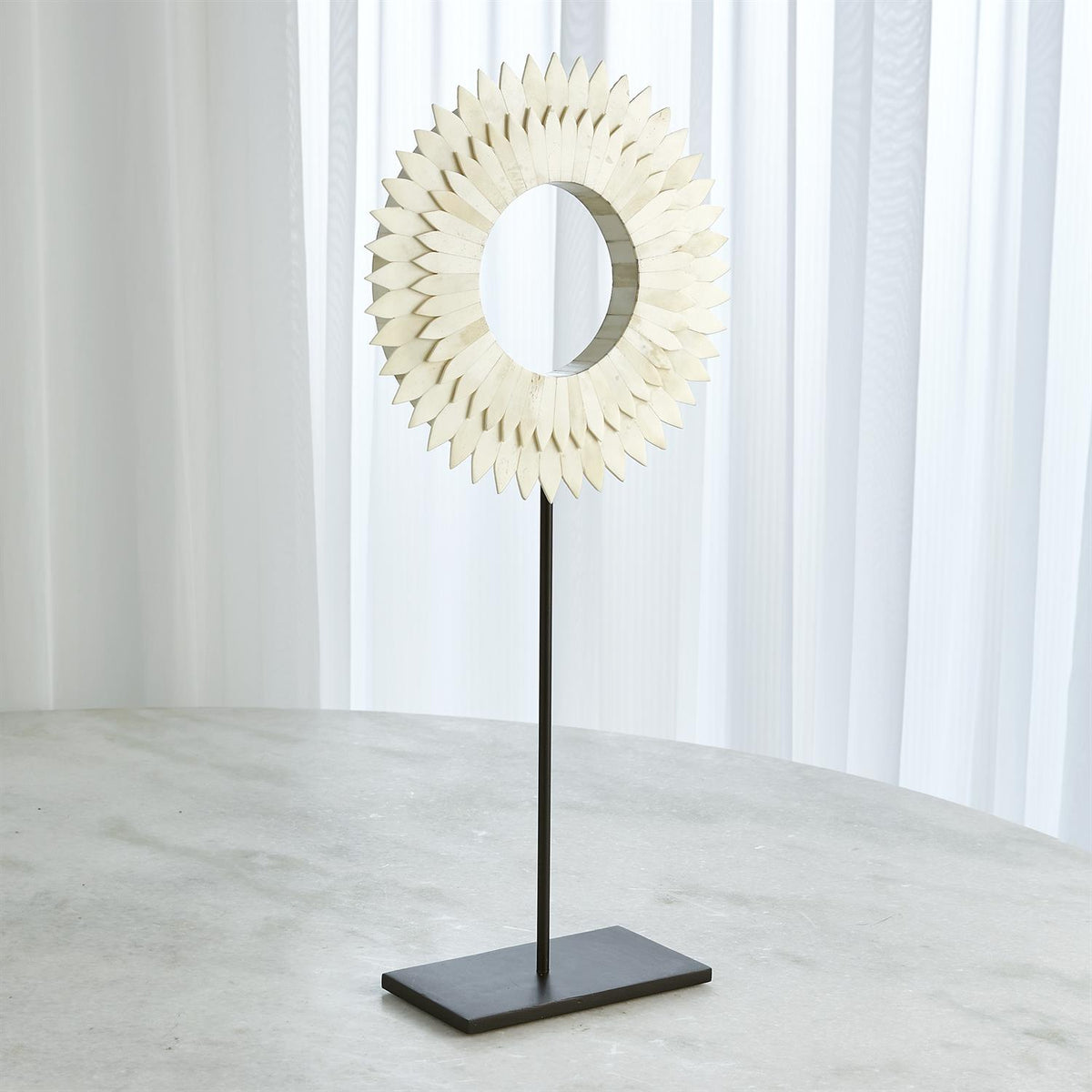 Bagues montées en os à deux couches et motif soleil