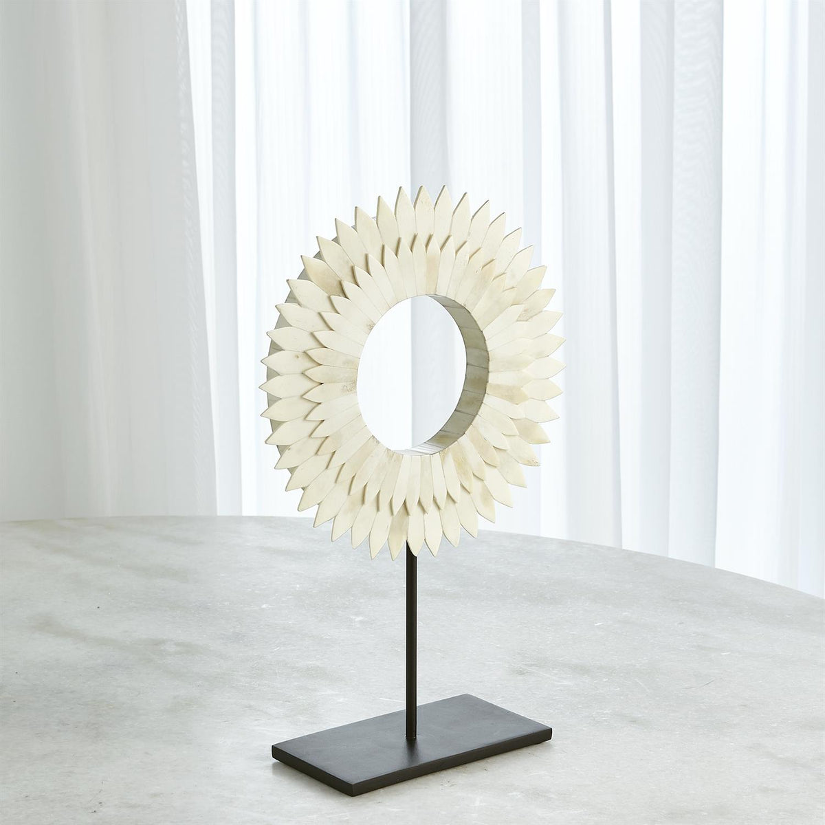 Bagues montées en os à deux couches et motif soleil