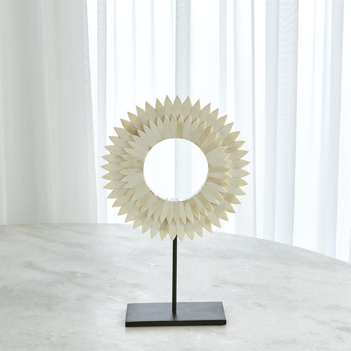 Bagues montées en os à deux couches et motif soleil