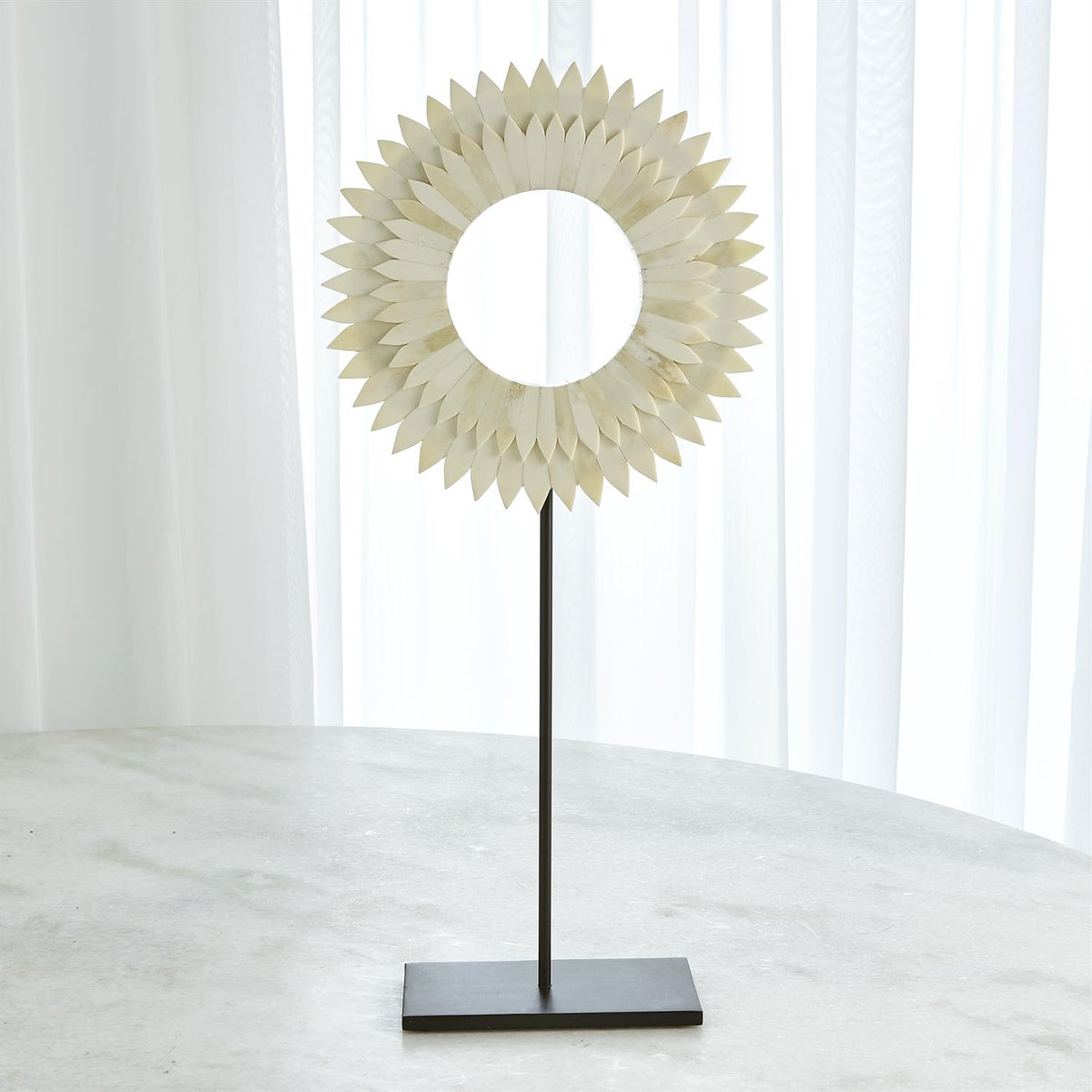 Bagues montées en os à deux couches et motif soleil