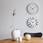 Horloge murale romaine Arne Jacobsen Clocks 43632, blanc/noir