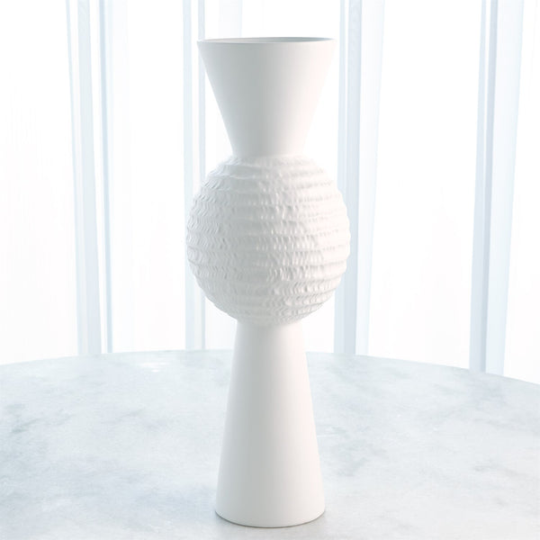 Vase en forme d'orbe ciselé