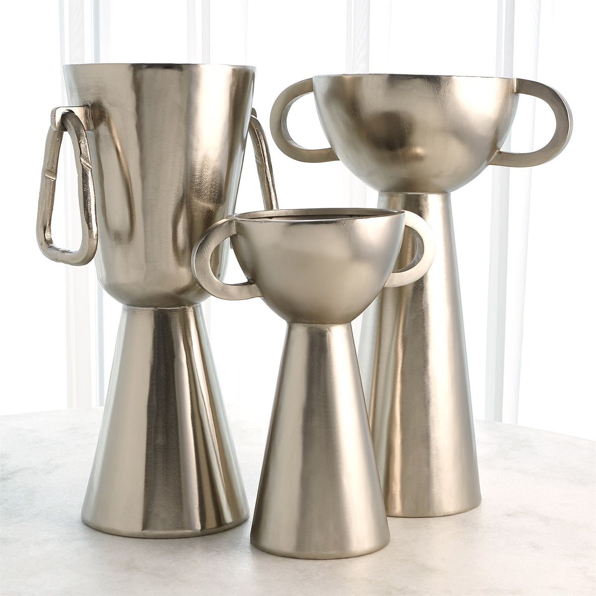 Collection d'urnes à trophées et de coupes d'amour