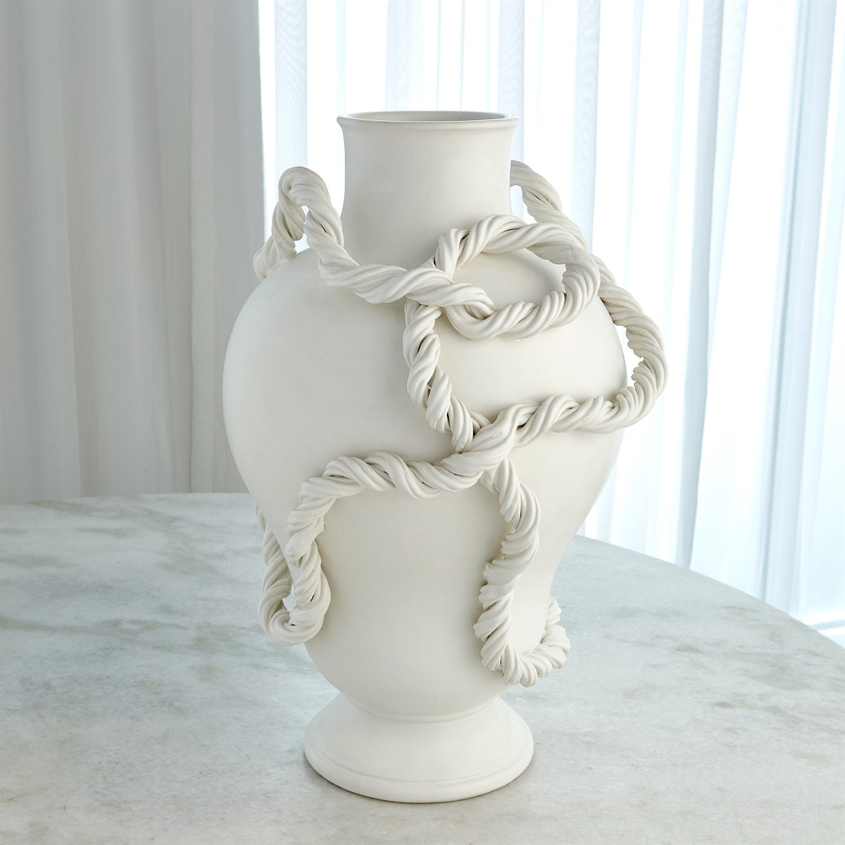 Vase en vigne torsadée