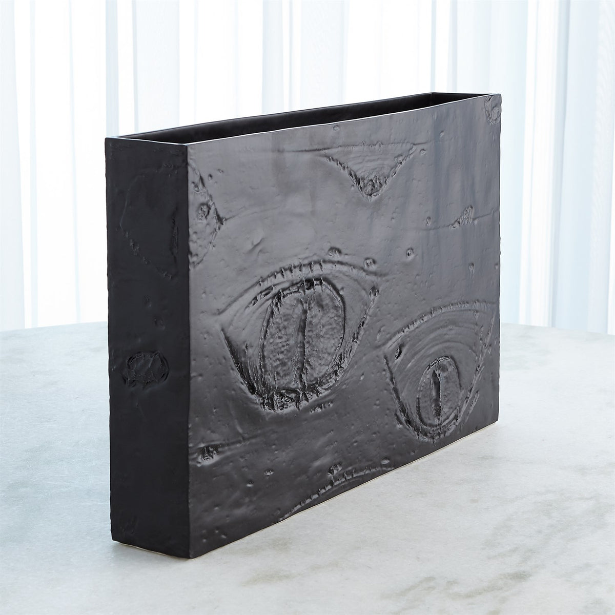 Vase texturé en écorce d'arbre noir mat