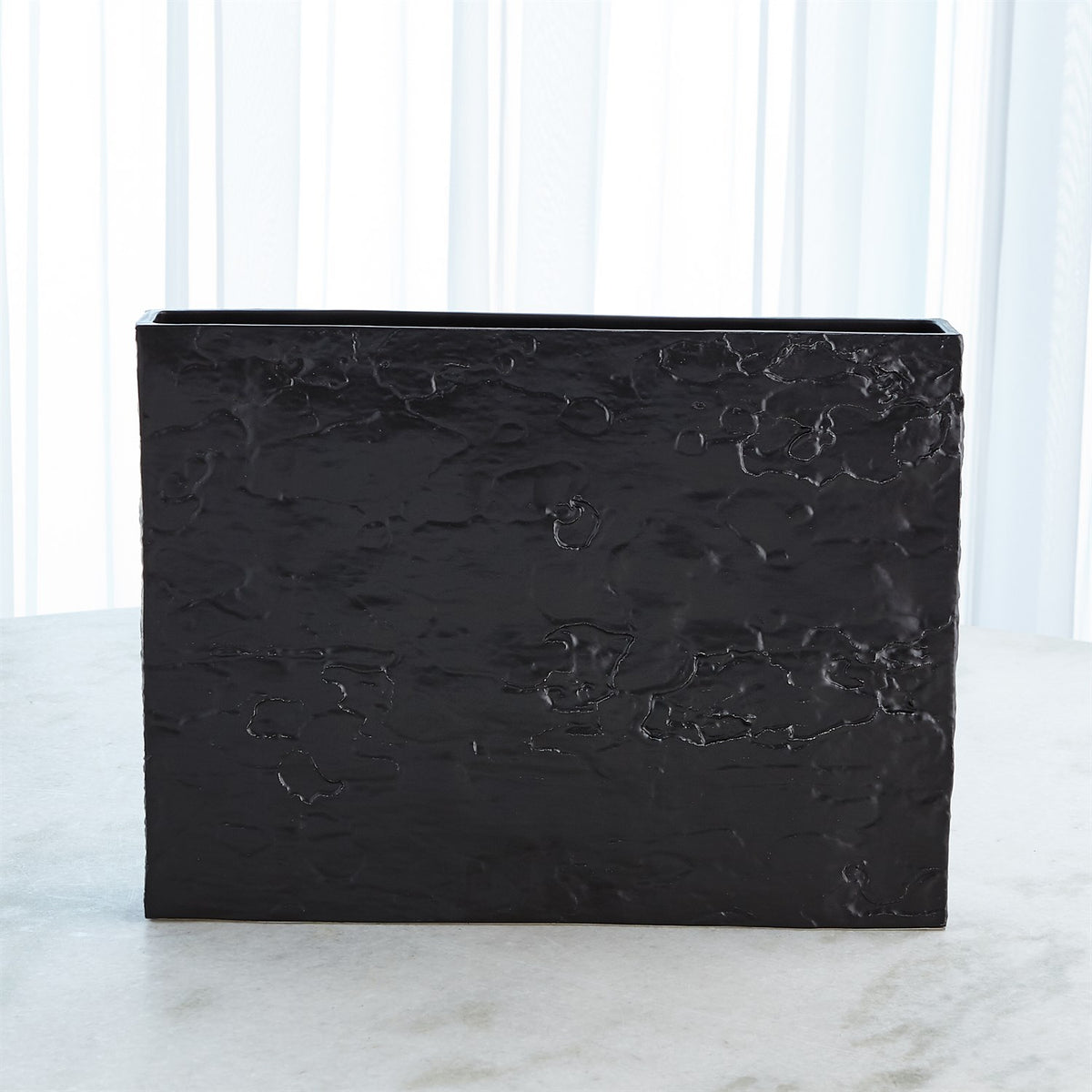 Vase texturé en écorce d'arbre noir mat