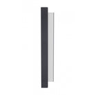 Panneau LED surélevé extérieur Avenue Murale AV3218-BLK installé sur une façade moderne — panneau surélevé illuminé par une LED blanc chaud, finition noire