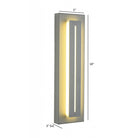 Panneau LED surélevé extérieur Avenue Murale AV3218-SLV installé sur une façade moderne — panneau surélevé illuminé par une LED blanc chaud, finition argentée