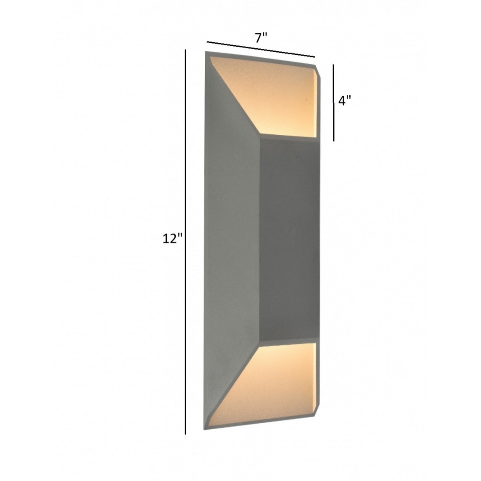 Avenue Outdoor Large Cylindrique LED Murale AV9900-SLV installé à l'extérieur — large cylindre argenté projetant une lumière circulaire chaude sur le mur environnant