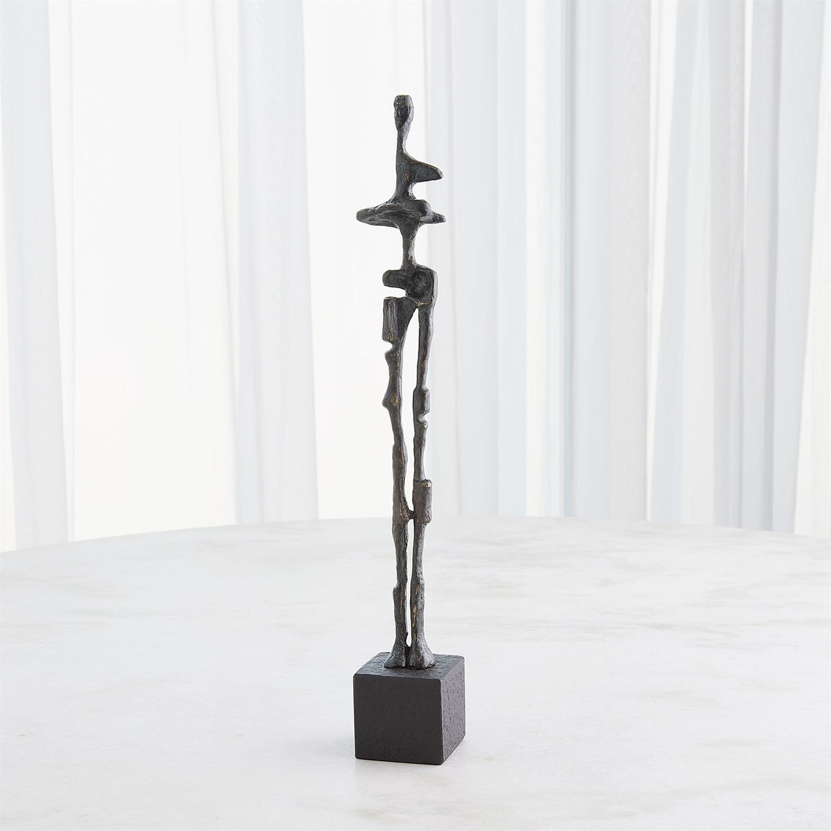 Sculpture de personnage debout