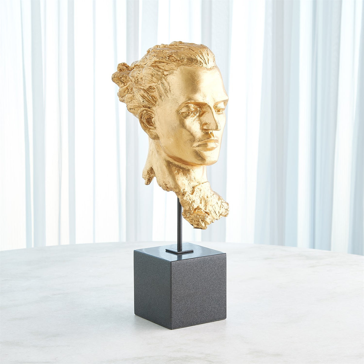 Sculpture de portrait dorée