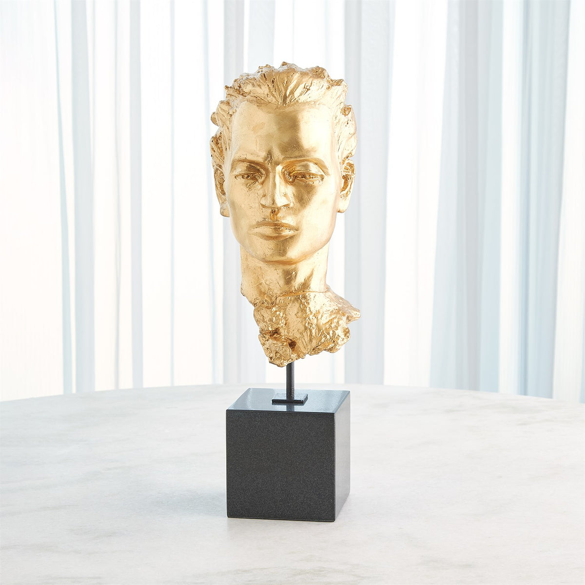 Sculpture de portrait dorée