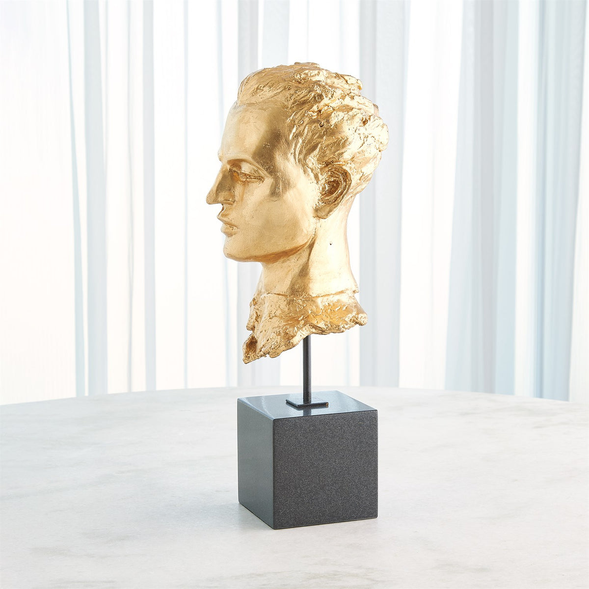 Sculpture de portrait dorée