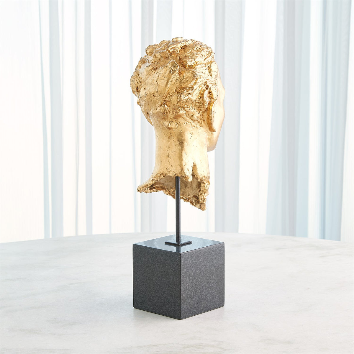 Sculpture de portrait dorée