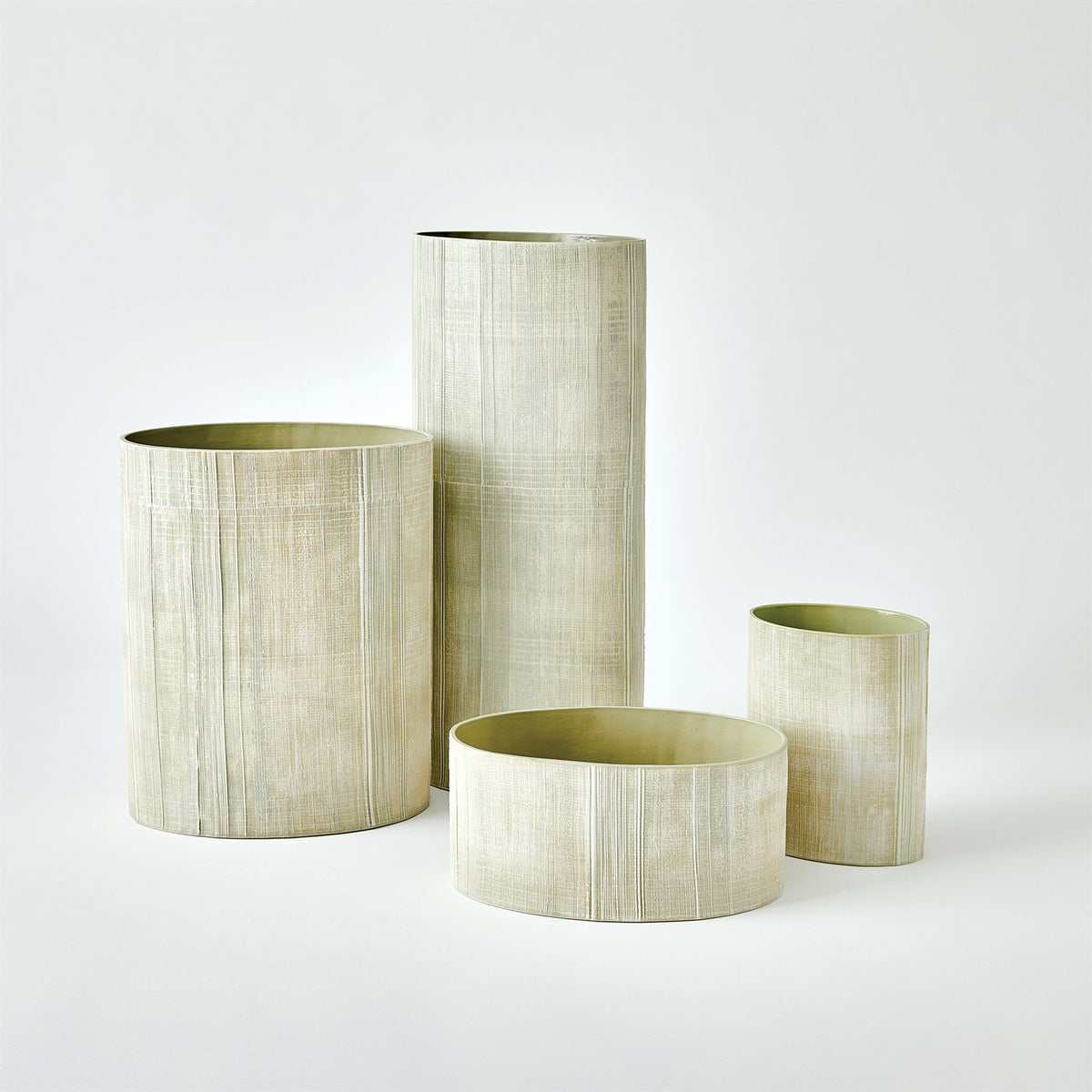 Vases et compote à hachures croisées