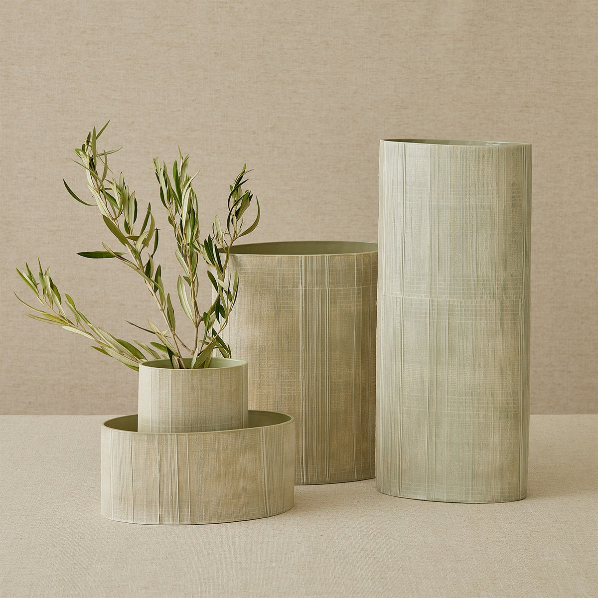 Vases et compote à hachures croisées