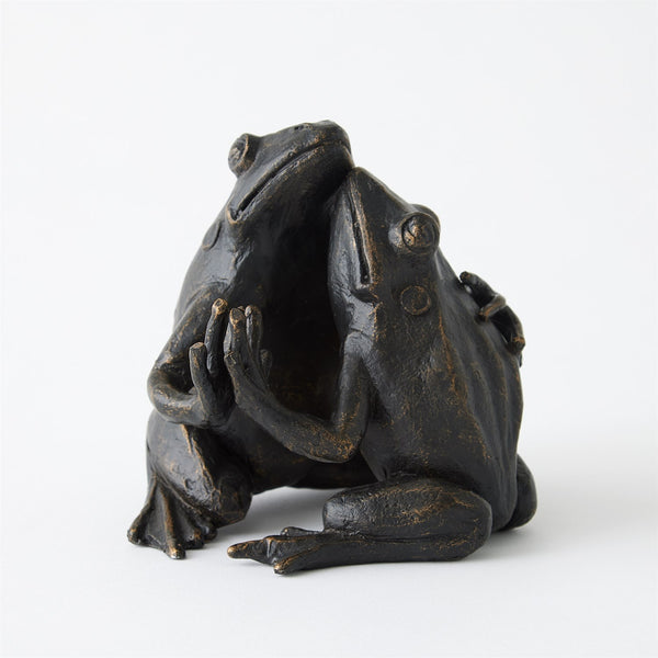 Sculpture de grenouille en train de se faire un câlin