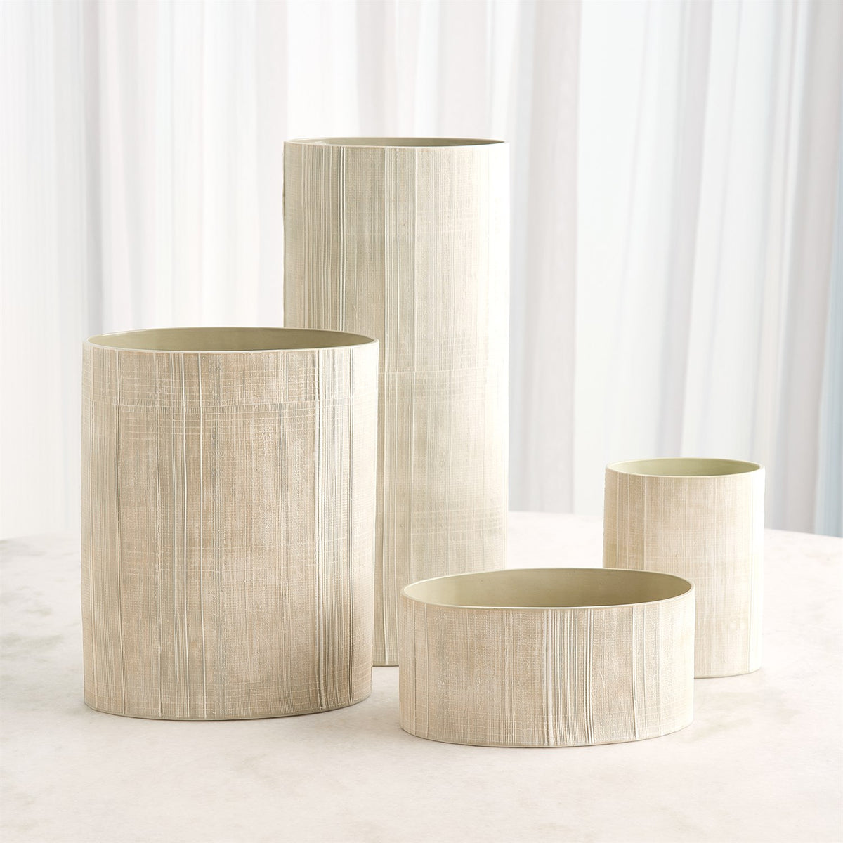 Vases et compote à hachures croisées