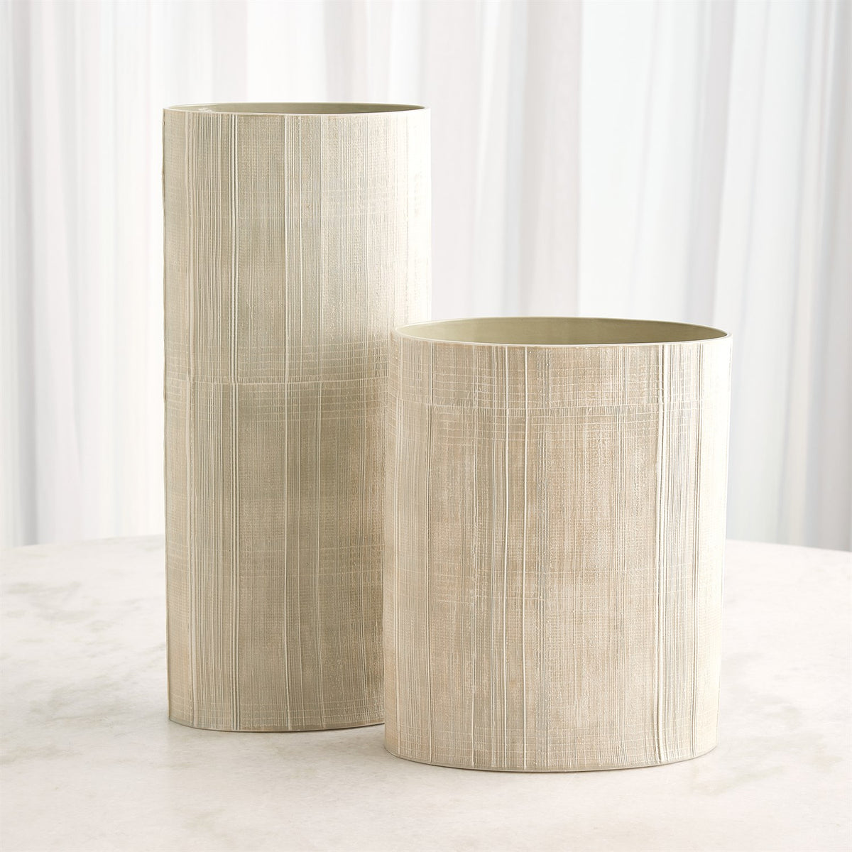 Vases et compote à hachures croisées