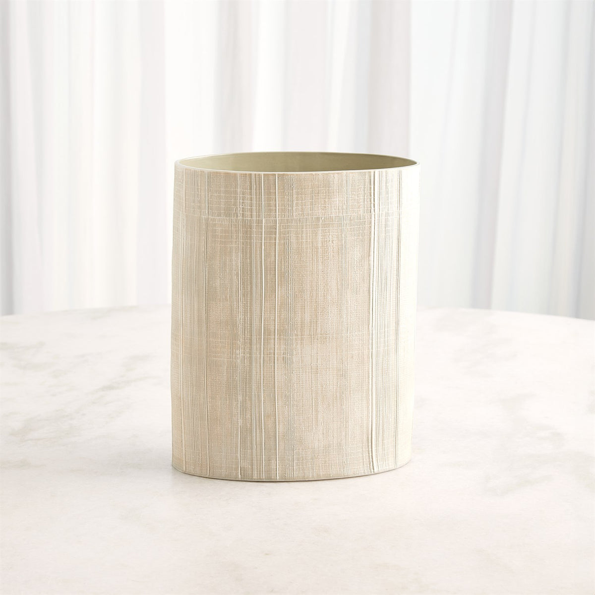 Vases et compote à hachures croisées