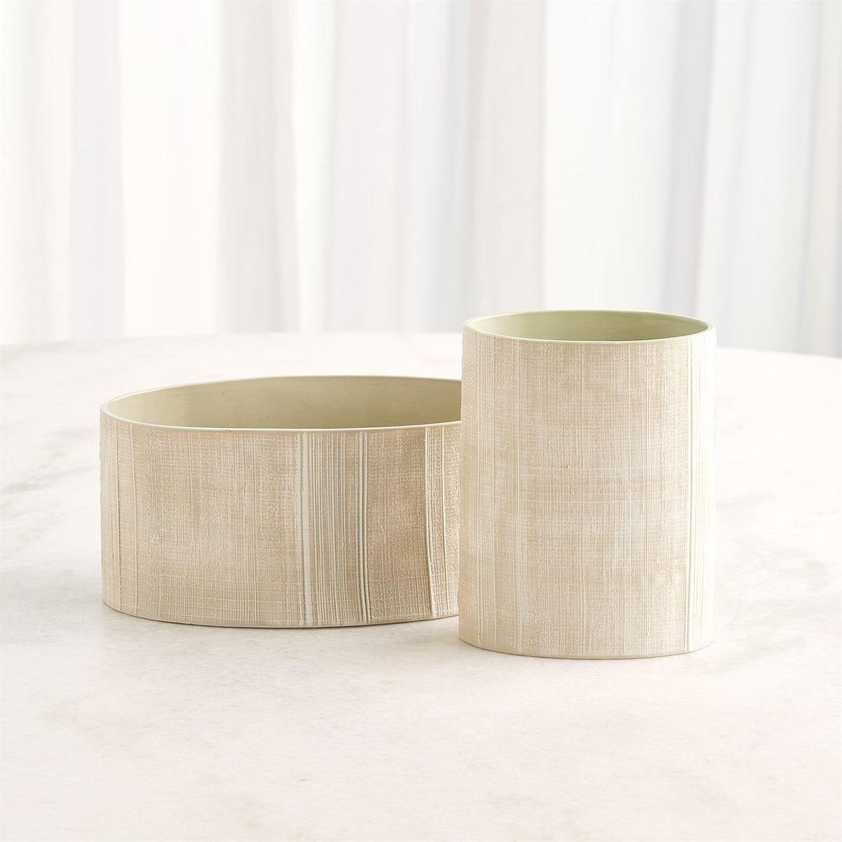 Vases et compote à hachures croisées