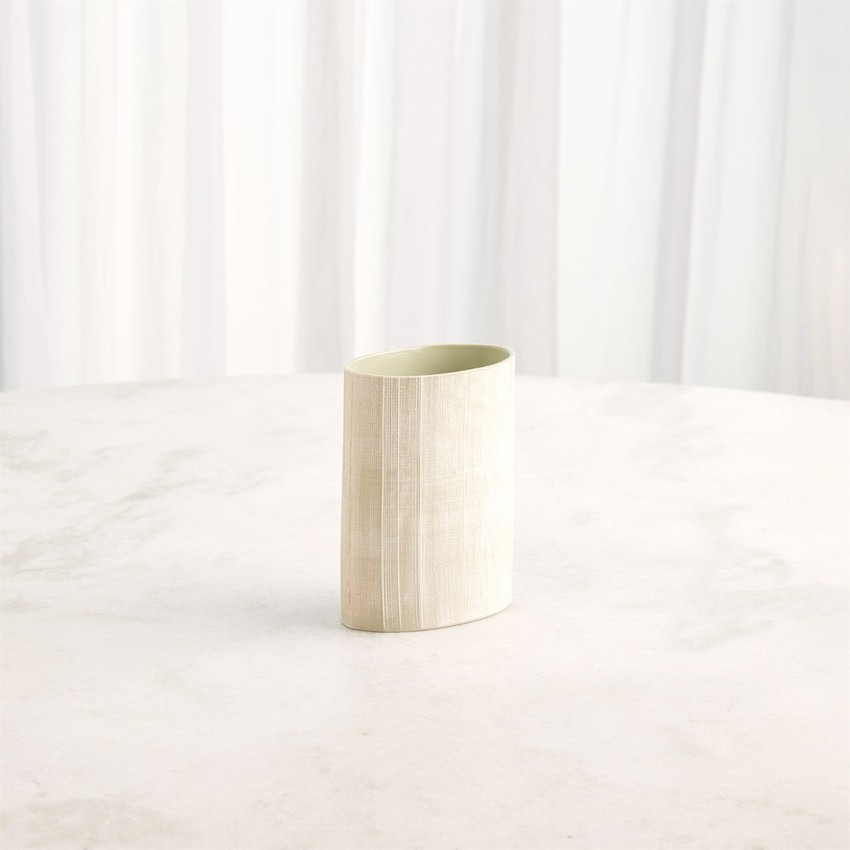 Vases et compote à hachures croisées