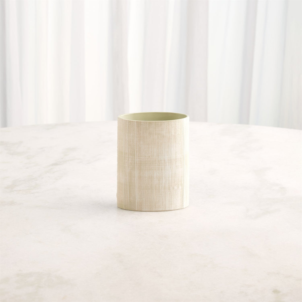 Vases et compote à hachures croisées