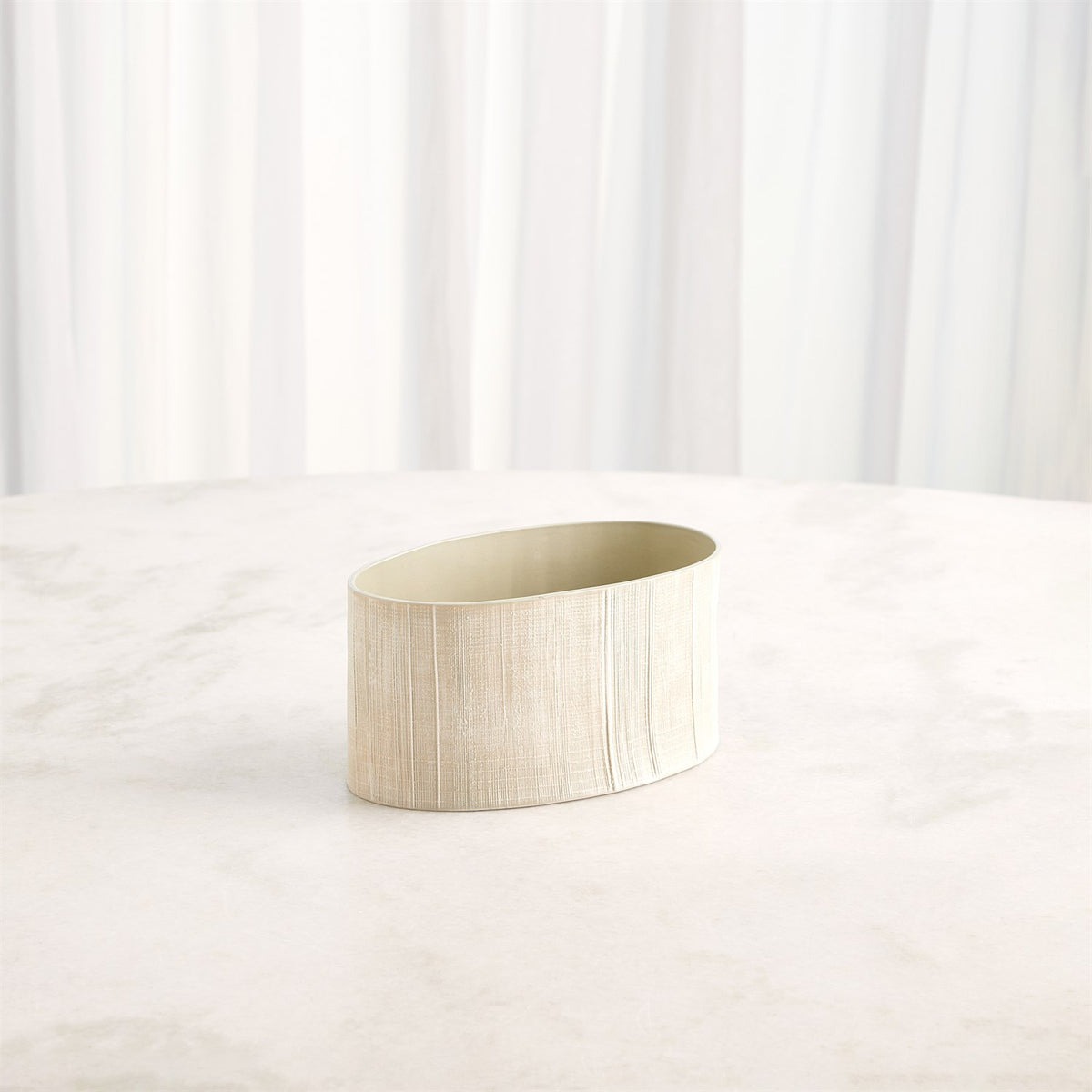 Vases et compote à hachures croisées