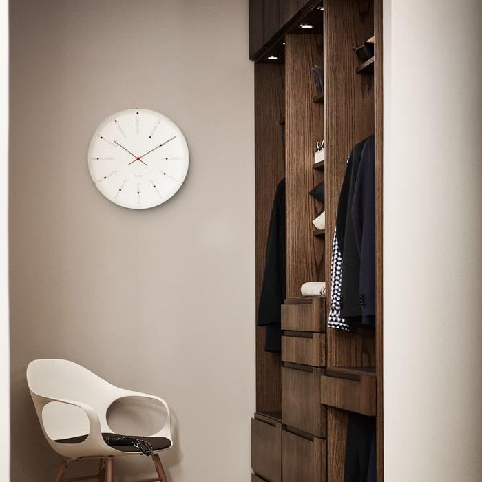 Horloge murale Arne Jacobsen Clocks 43650, modèle banquier, blanc/noir/rouge