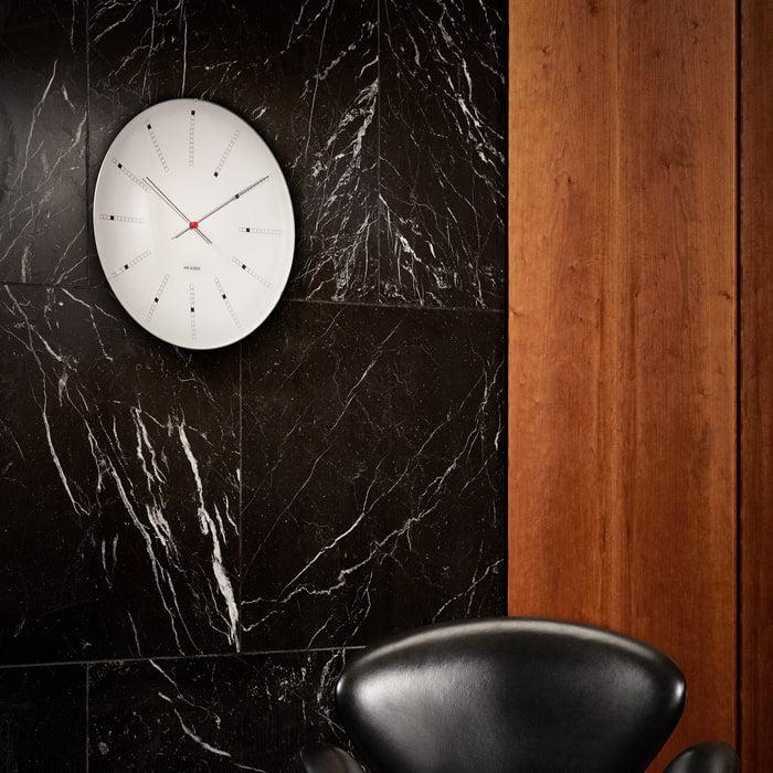 Horloge murale Arne Jacobsen Clocks 43650, modèle banquier, blanc/noir/rouge