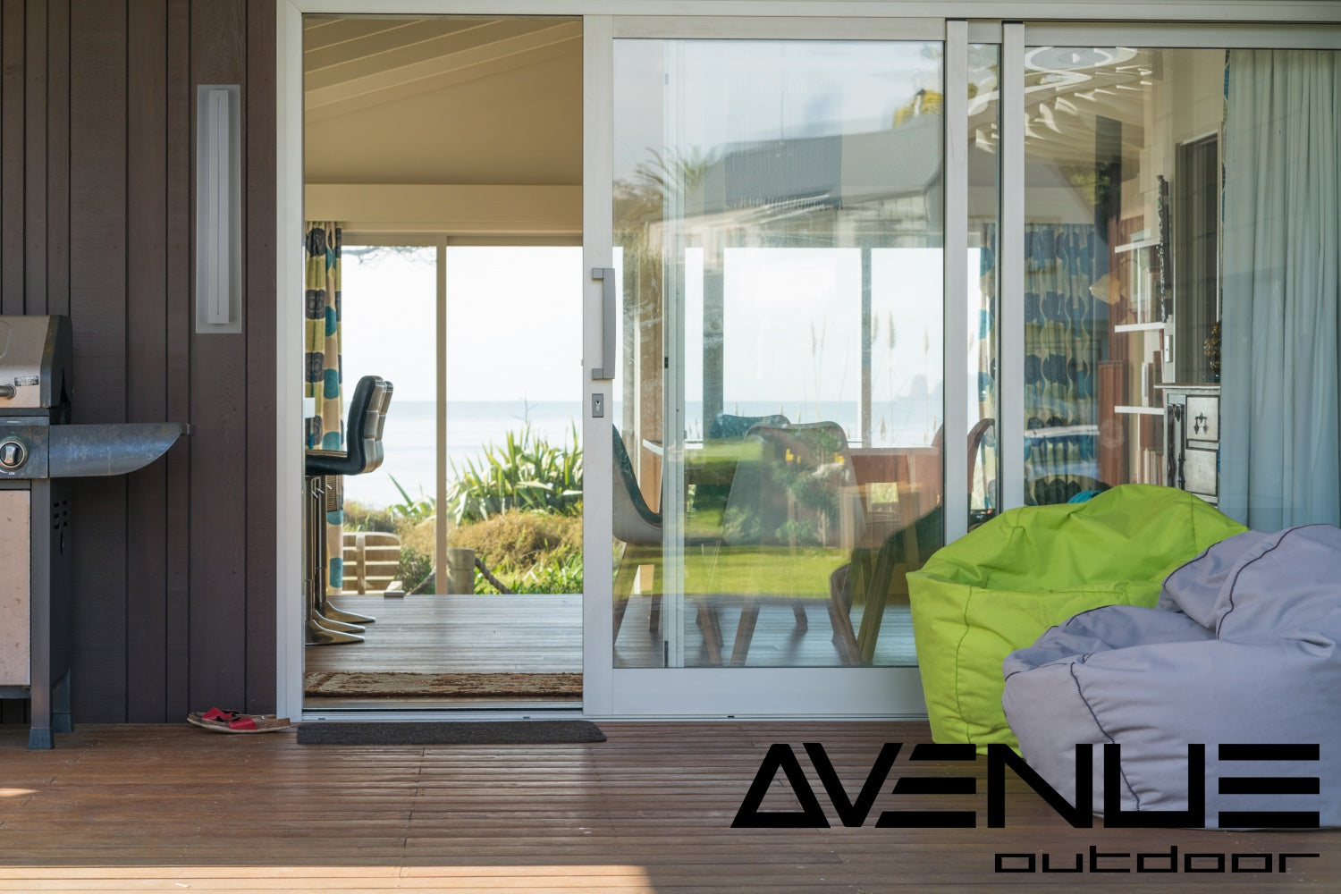 Panneau LED surélevé extérieur Avenue Murale AV3228-SLV installé sur une façade moderne — panneau surélevé illuminé par une LED blanc chaud, finition argentée