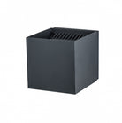 Cube LED 5"W Avenue Outdoor avec affichage haut/bas Murale AV9887-BLK vue de face — Cube carré noir de 5 pouces avec ouvertures sur le dessus et le dessous, fond blanc