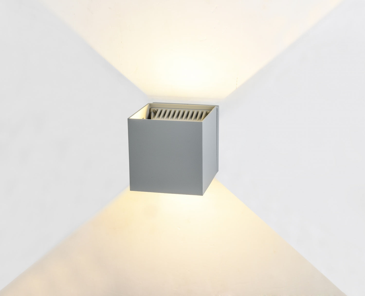 Cube LED 5"W Avenue Outdoor avec affichage haut/bas Murale Vue de dessus de l'AV9887-SLV — l'ouverture carrée révèle la source lumineuse LED