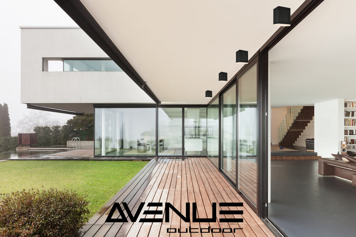 Plafonnier LED extérieur Avenue AV9889-BLK à angle trois quarts — disque noir discret indiquant une faible profondeur d'encastrement au plafond