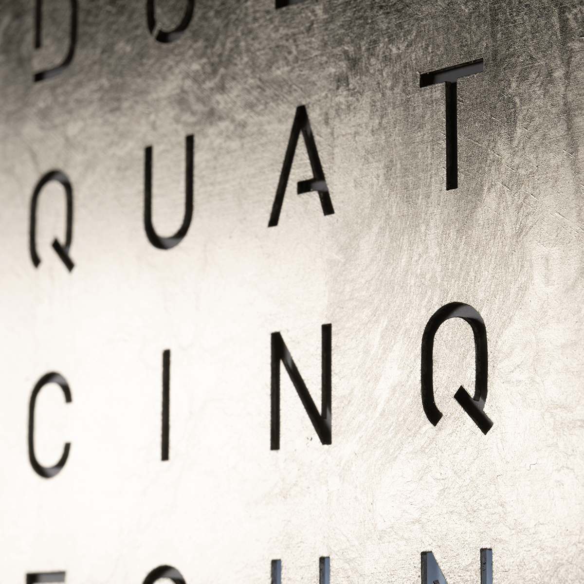 QLOCKTWO LG4BLPL QLOCKTWO EARTH 90 Édition Créateur Platine