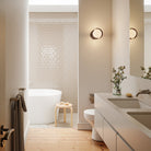 Applique murale Tala Loop dans une salle de bain gris foncé, style de vie