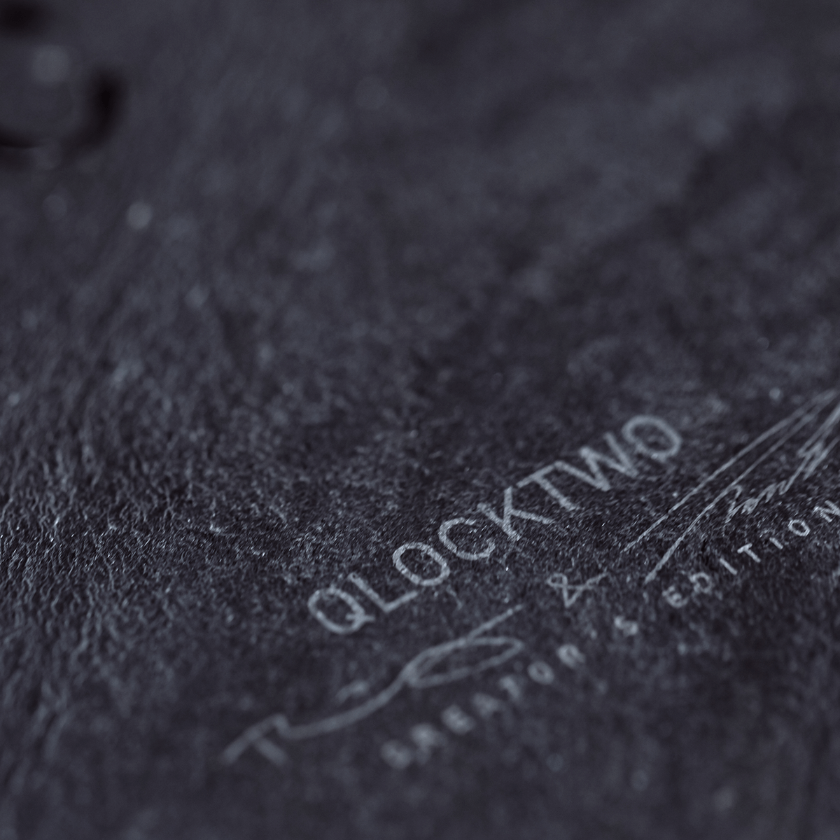 QLOCKTWO FCMM QLOCKTWO Terre 45 Couverture avant Métamorphite